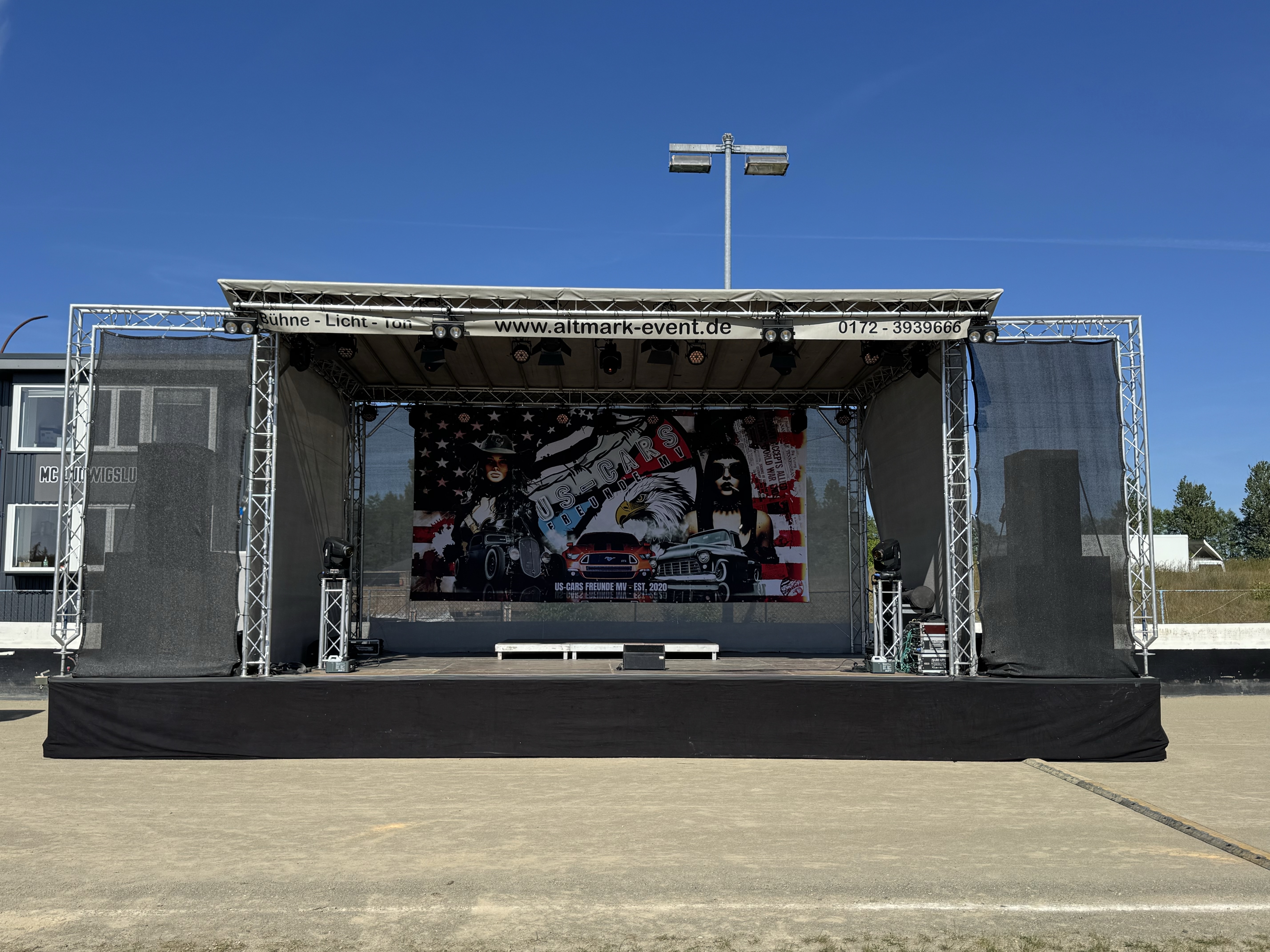 Open-Air Bühne von Altmark-Event im großen Ausbaustatus mit seitlichen Wings beim US-Cars Treffen Ludwigslust