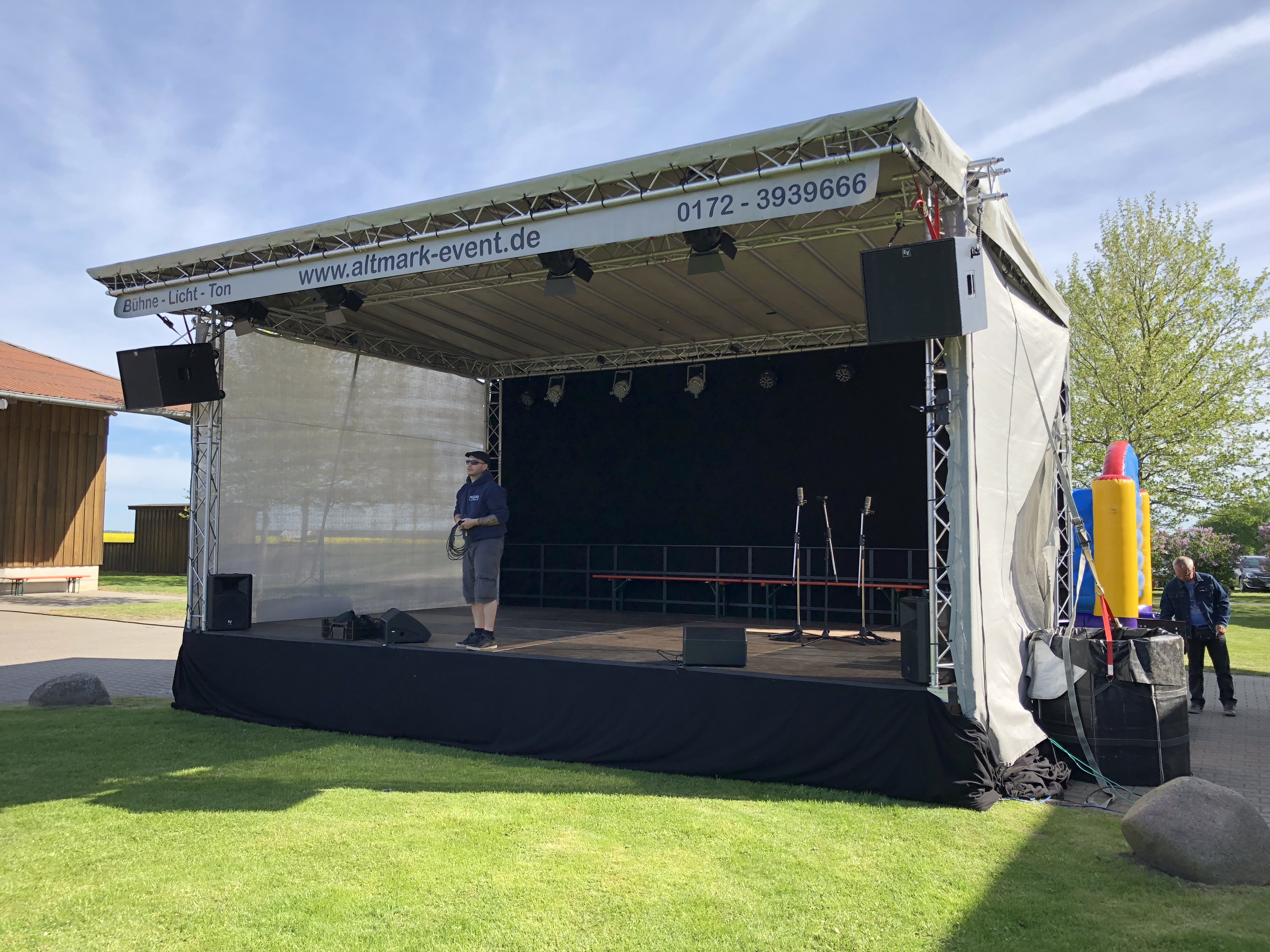 Open-Air Bühne von Altmark-Event, Spielfläche 8,0 x 5,0 m, mit Dach, Trussrigg und Beschallung