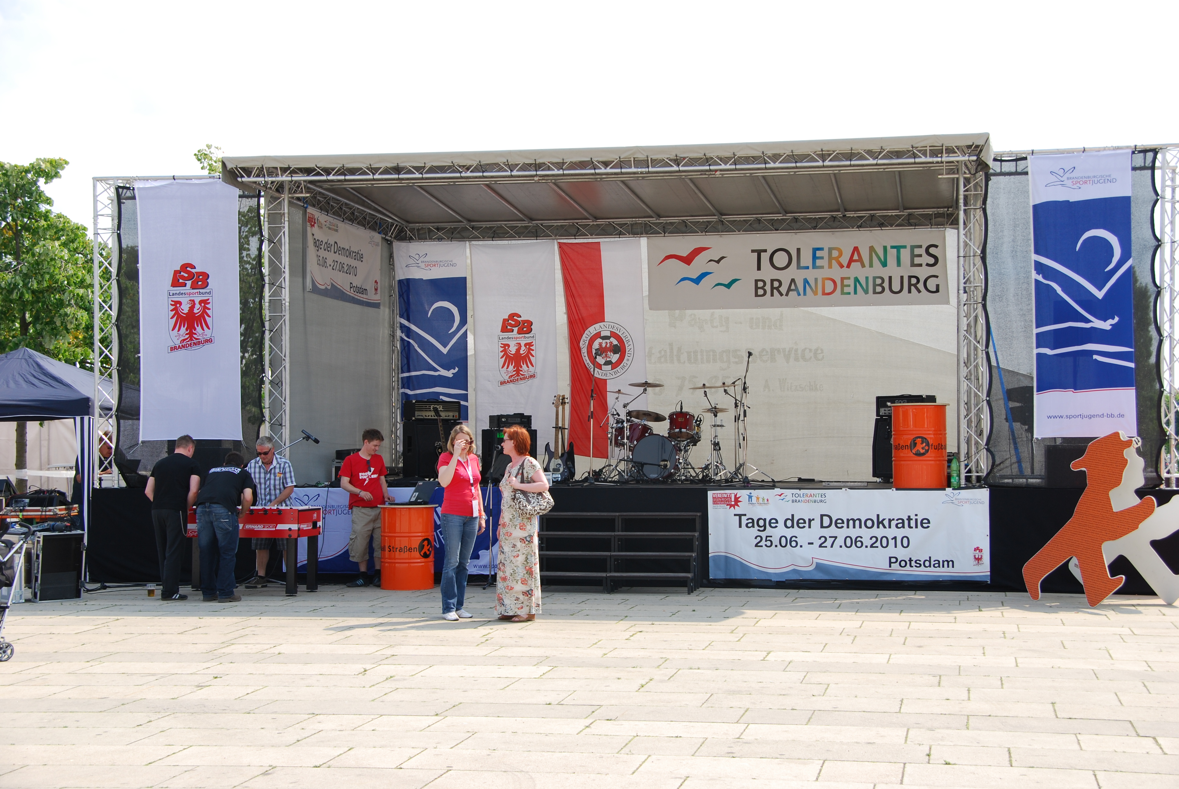 Bühne von Altmark-Event mit Bandequipment bei den Tagen der Demokratie in Potsdam