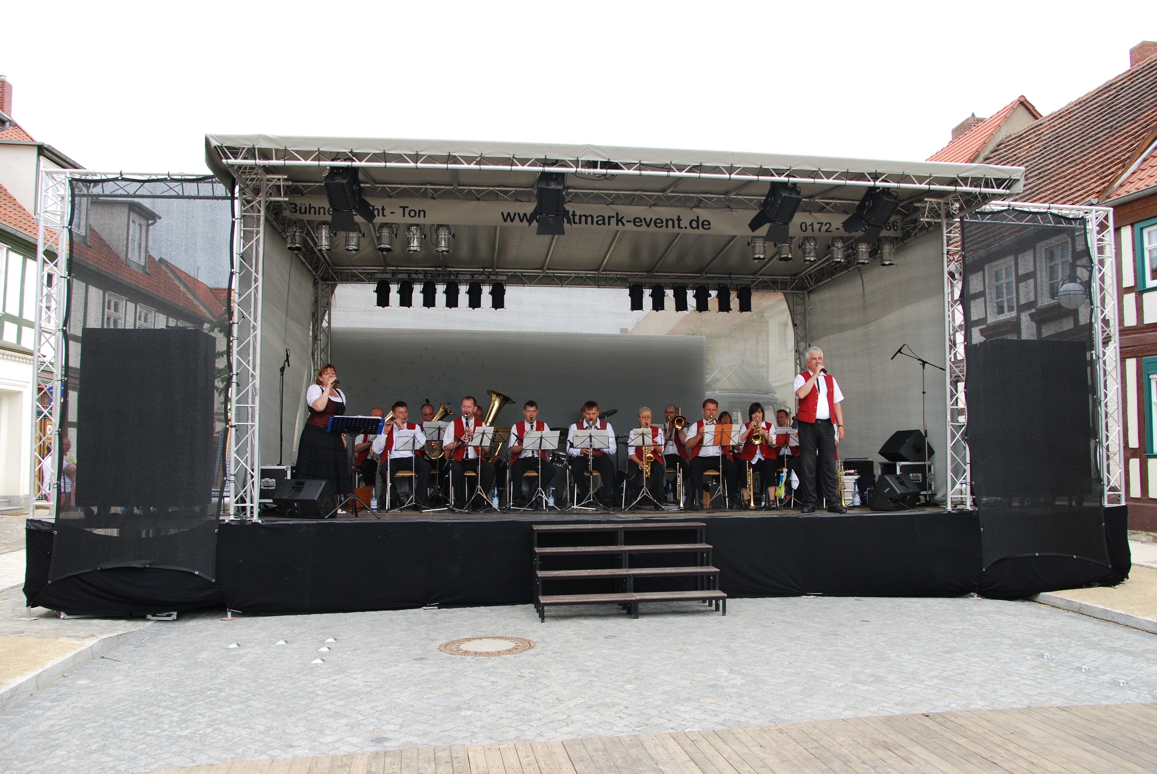 Bühne von Altmark-Event im Einsatz mit einem Blasorchester auf einem Marktplatz
