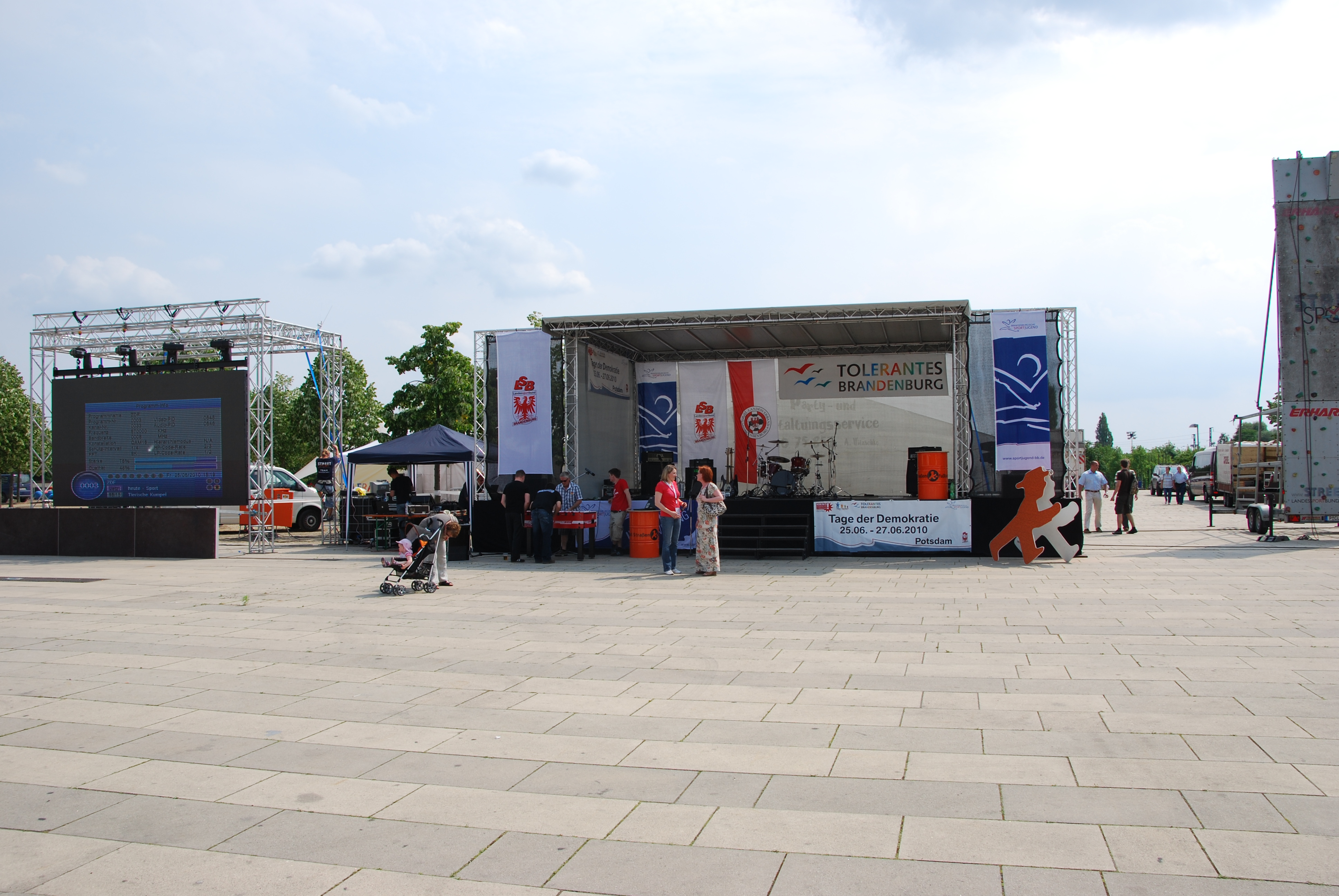 Bühnenaufbau von Altmark-Event mit LED-Wand bei den Tagen der Demokratie in Potsdam