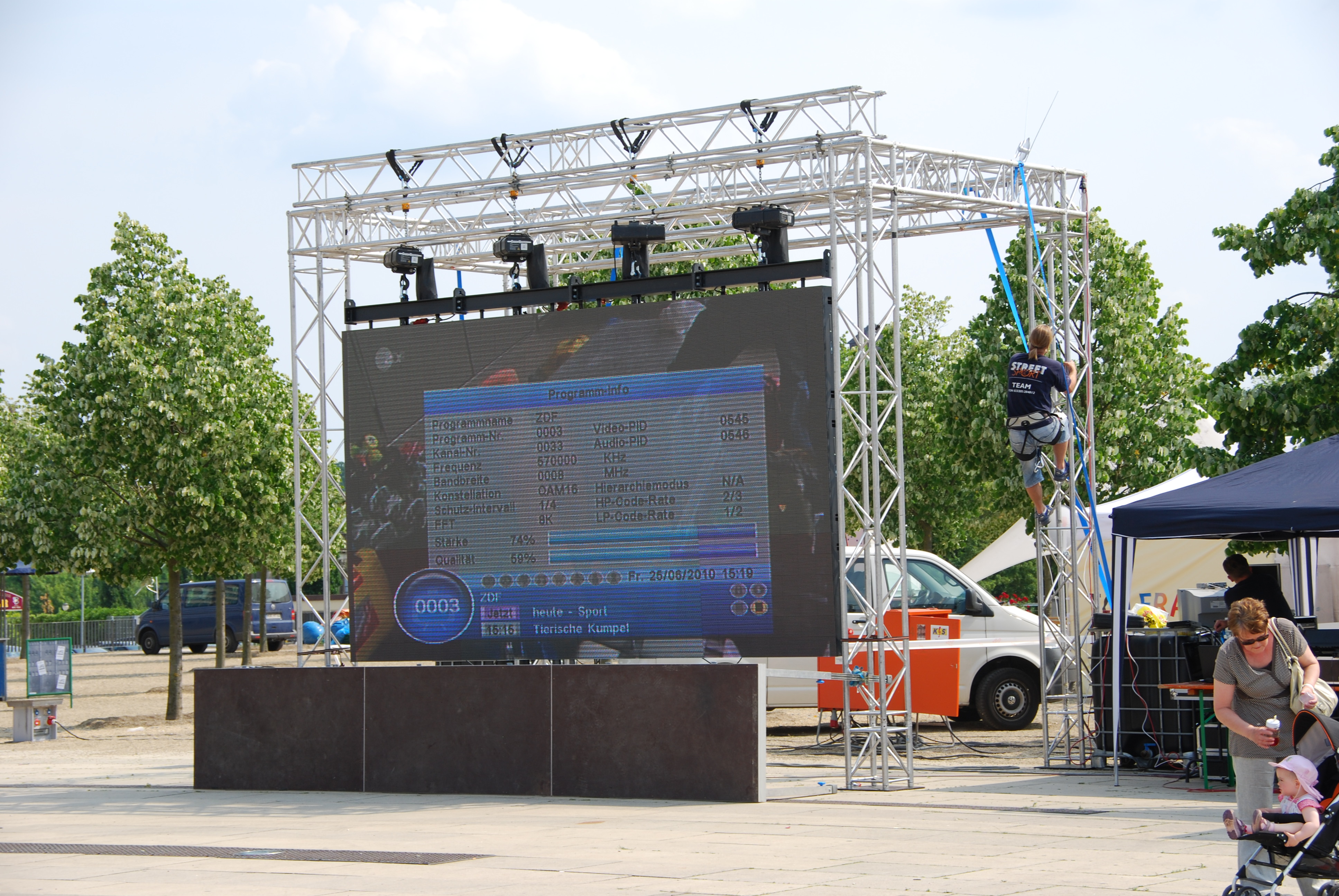 Aufbau von LED-Wand und Traversen-Rigging durch Altmark-Event