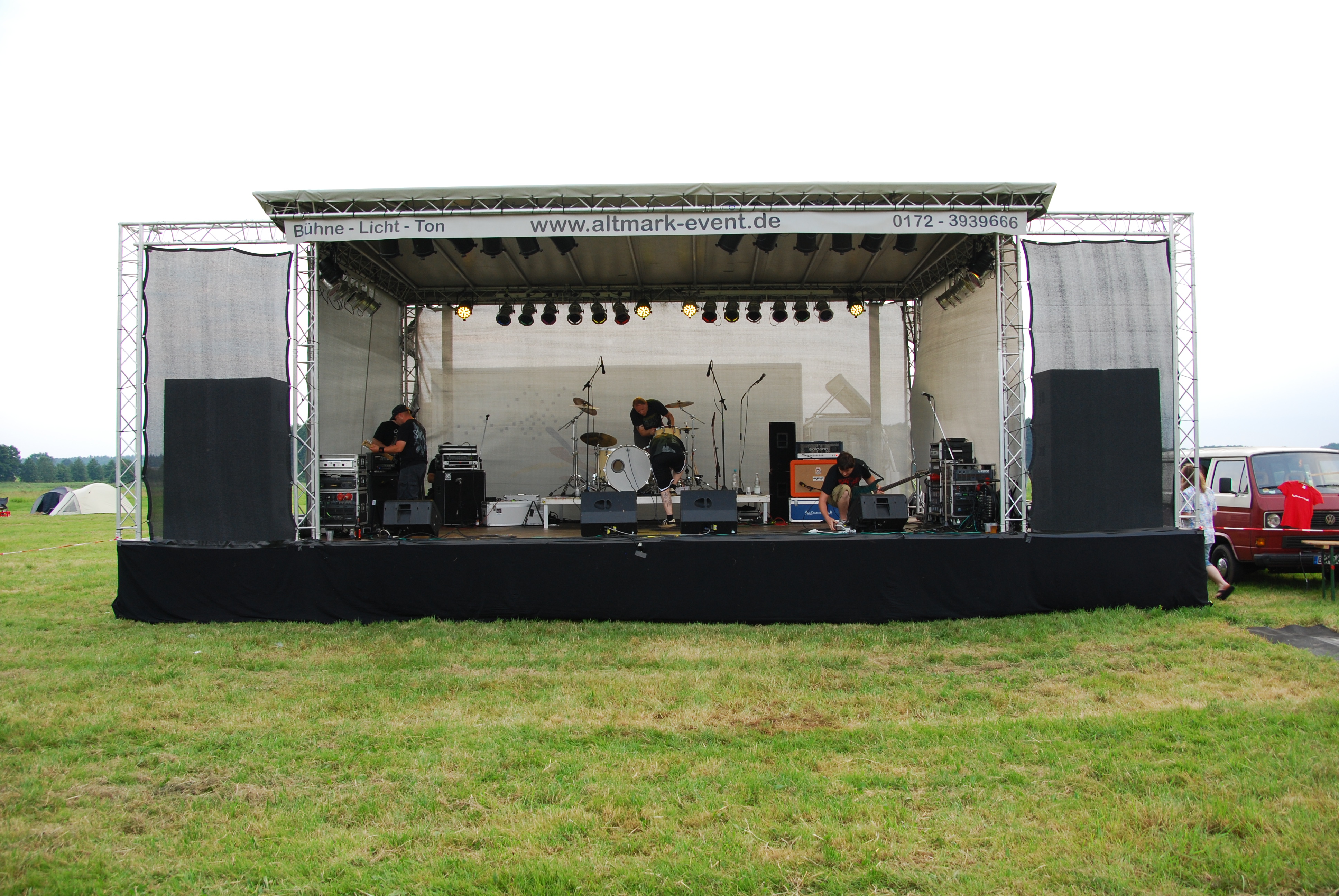 Bühne von Altmark-Event im Einsatz bei einem Open-Air-Konzert auf einer Wiese